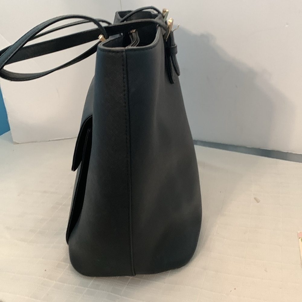 Michael Kors Jet Set Medium Black
Saffiano Leather Tote - Picture 4 of 8